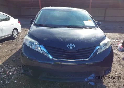 2014 Toyota Sienna Le V6 8 Passenger z USA, uszkodzony, nr VIN 5TDKK3DC0ES479467